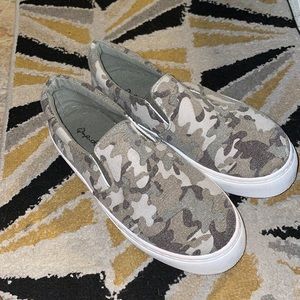 Camo platform shoe